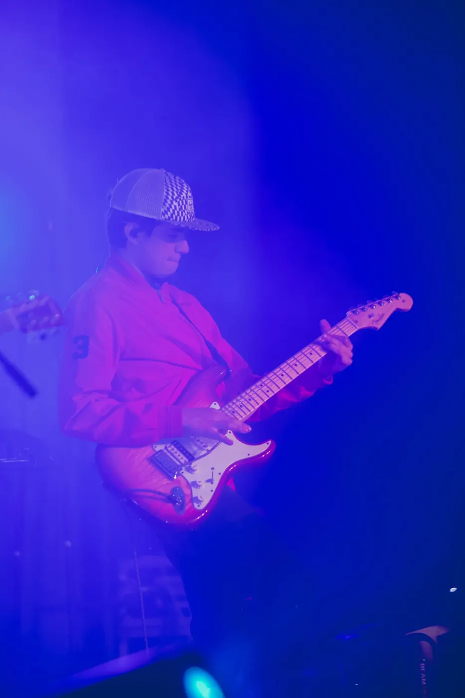 Banda en vivo con iluminación de escenario