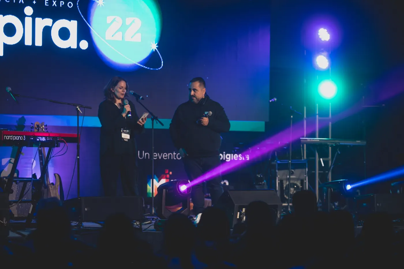 Inspira 22: escenario, video y luces