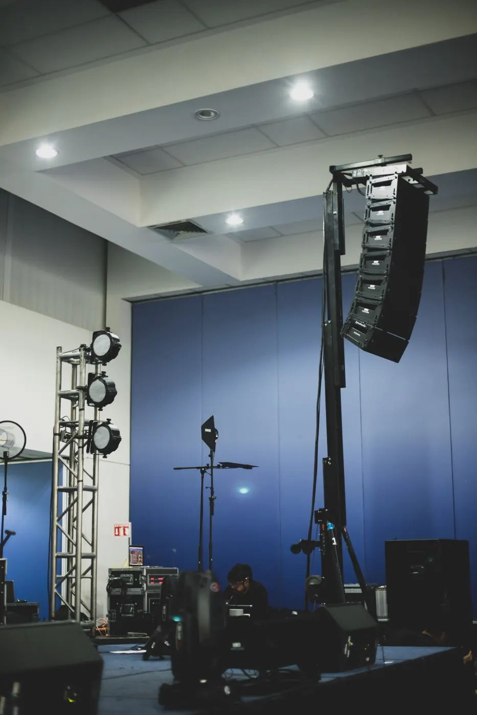 Sistema line array y luces en escenario